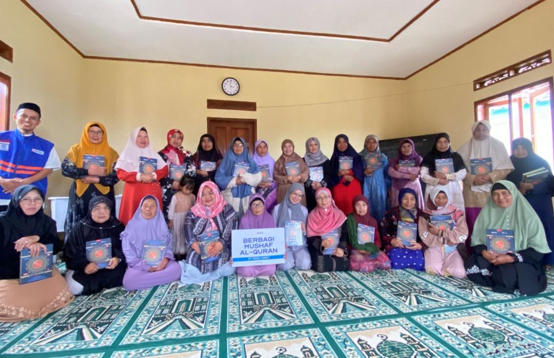 Dukung Kegiatan Pengajian, DT Peduli Garut Salurkan Mushaf Alquran di Desa Cipaganti, Cisurupan 