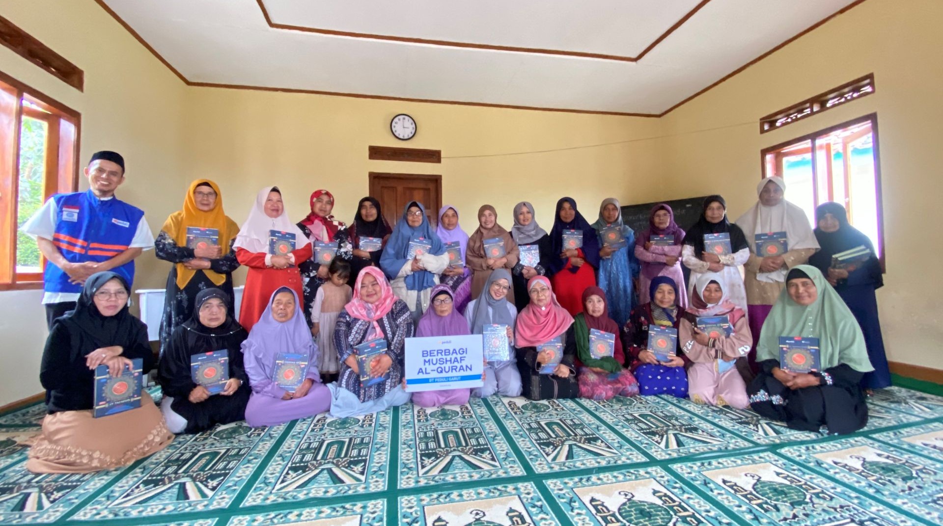 Dukung Kegiatan Pengajian, DT Peduli Garut Salurkan Mushaf Alquran di Desa Cipaganti, Cisurupan 