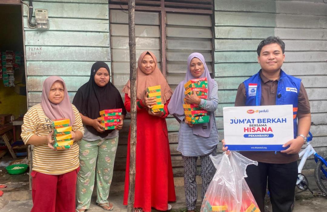 DT Peduli Riau dan Hisana Pekanbaru Berbagi Ratusan Paket Nasi Jumat Berkah untuk Dhuafa 