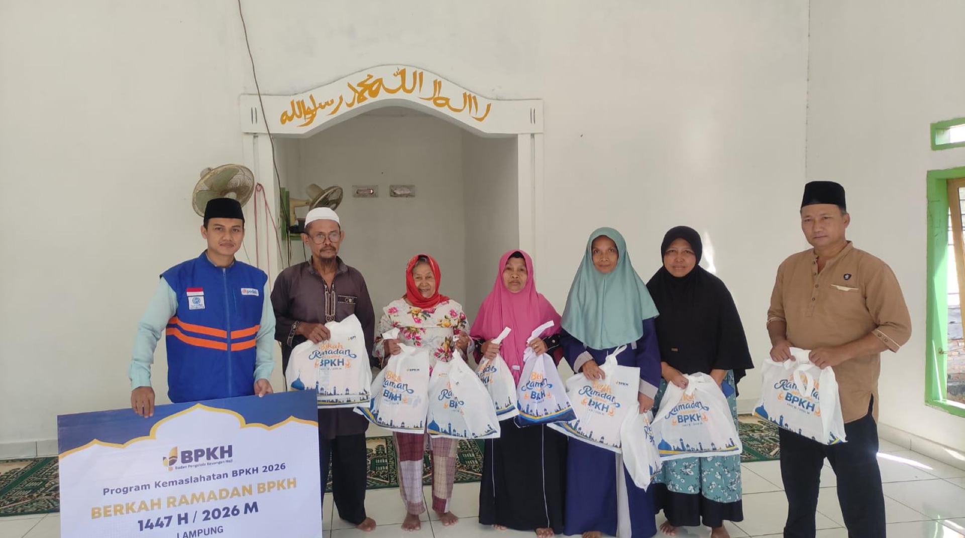 DT Peduli Lampung dan BPKH Salurkan Paket Ibadah untuk Jamaah Masjid Al Muttaqin Way Kanan 
