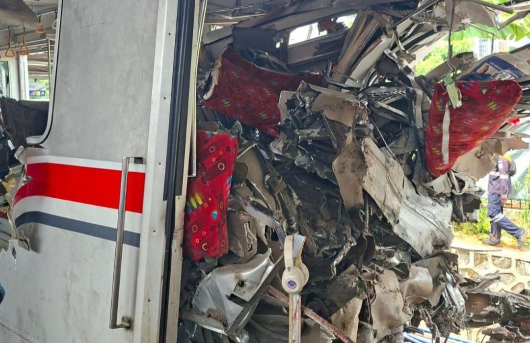 Duka di Stasiun Bekasi Timur, Antara Lipatan Besi dan Tetesan Darah Segar 