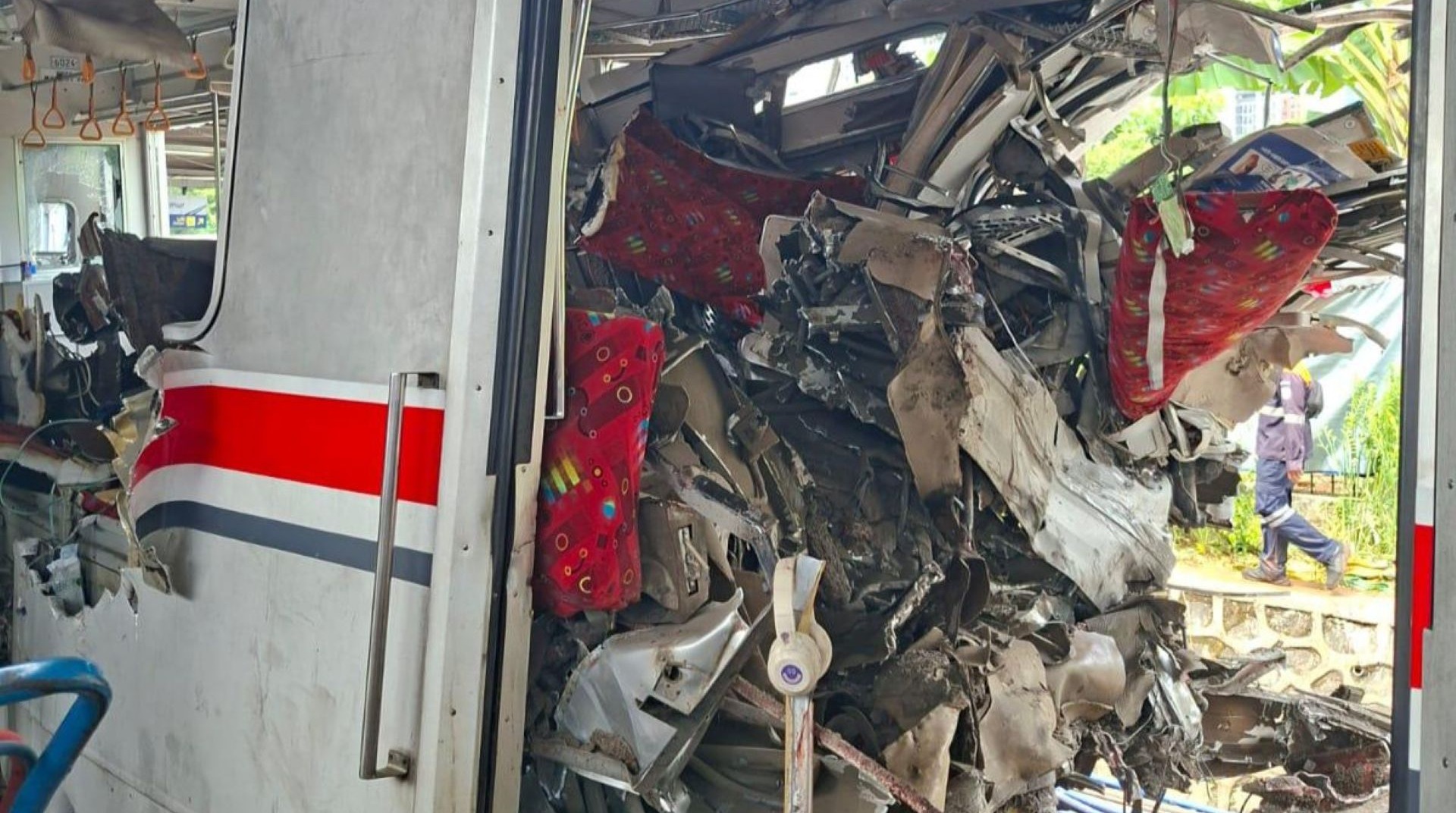 Duka di Stasiun Bekasi Timur, Antara Lipatan Besi dan Tetesan Darah
