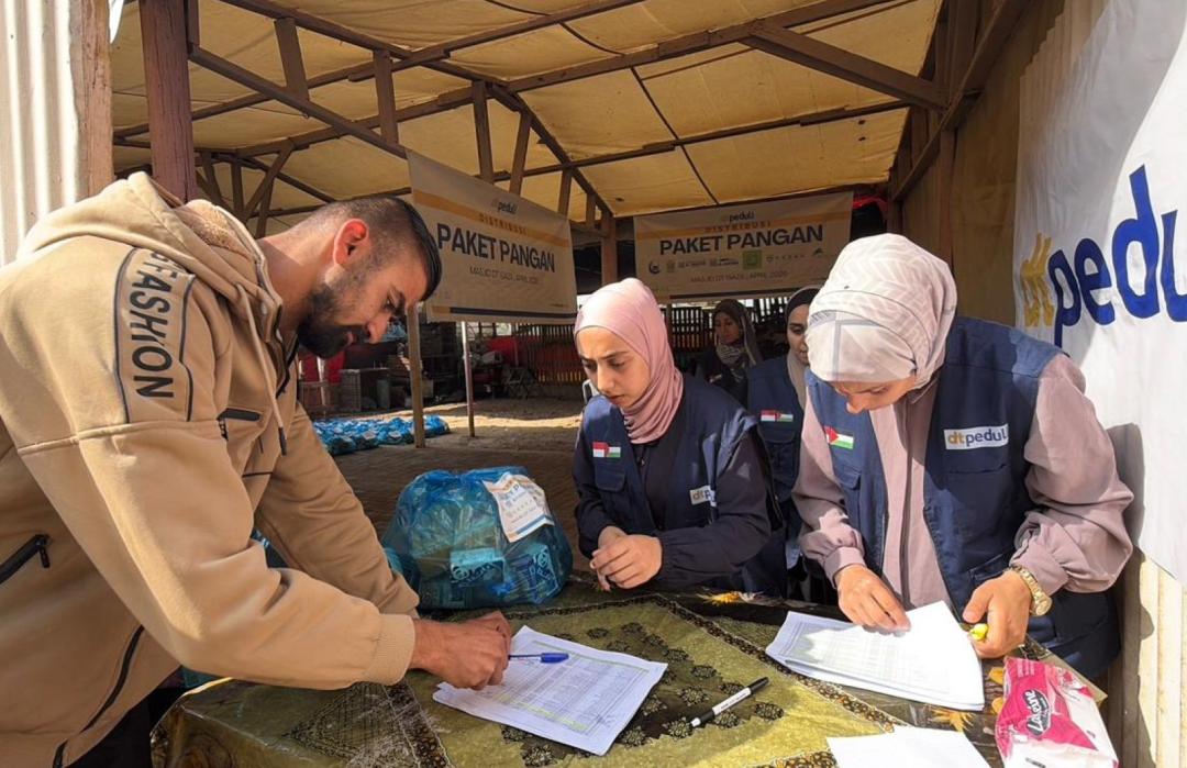 DT Peduli Salurkan Paket Pangan untuk 1.600 Warga di Sekitar Masjid DT Gaza 