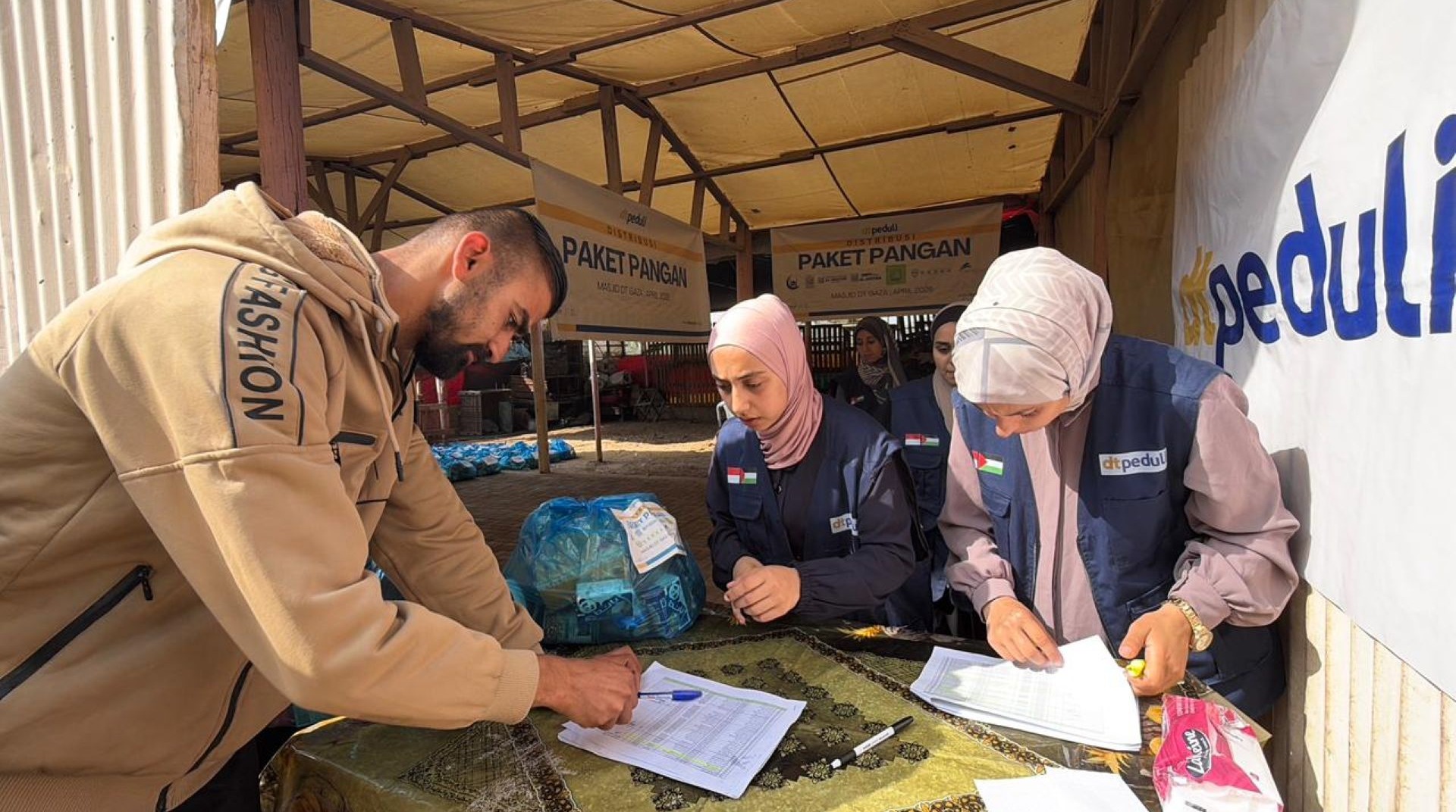 DT Peduli Salurkan Paket Pangan untuk 1.600 Warga di Sekitar Masjid DT Gaza 