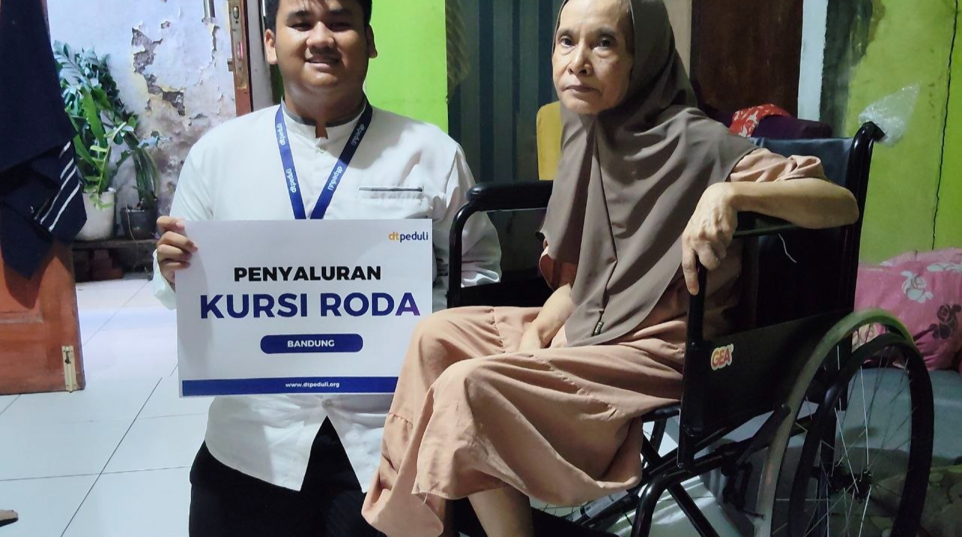 DT Peduli Bandung Salurkan Kursi Roda untuk Ijun Juhanah di Cibuntu Barat