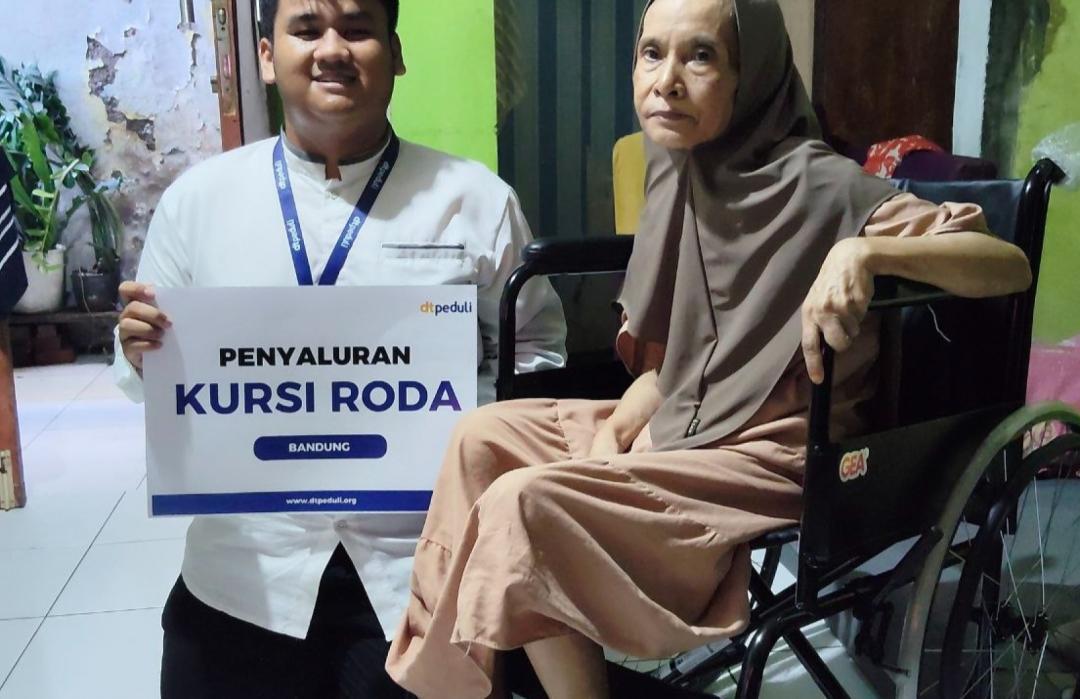 DT Peduli Bandung Salurkan Kursi Roda untuk Ijun Juhanah di Cibuntu Barat