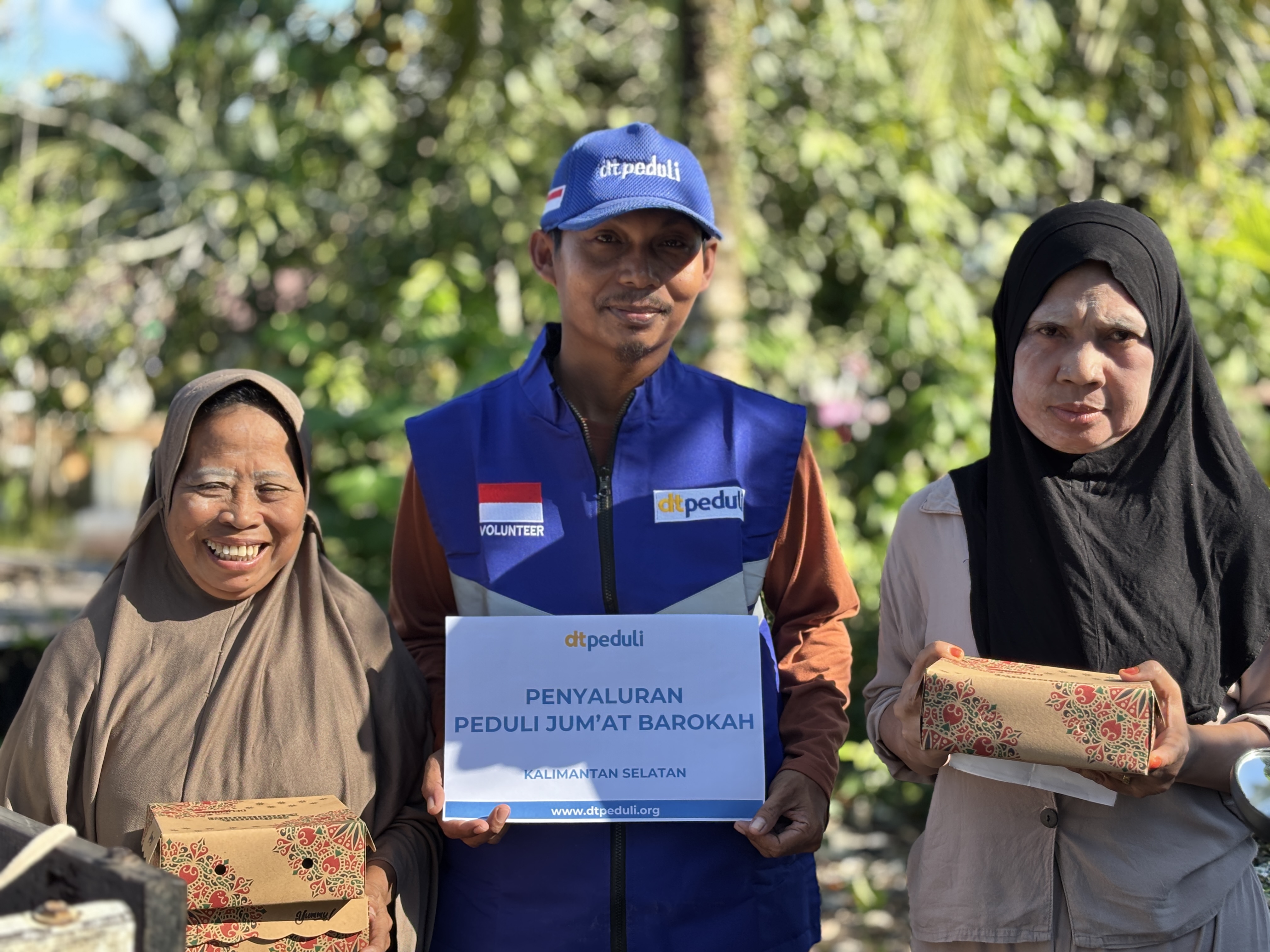 DT Peduli Kalsel Kembali Sukses Laksanakan Program Jumat Barokah, Ratusan Nasi Kotak Diterima Warga Barito Kuala