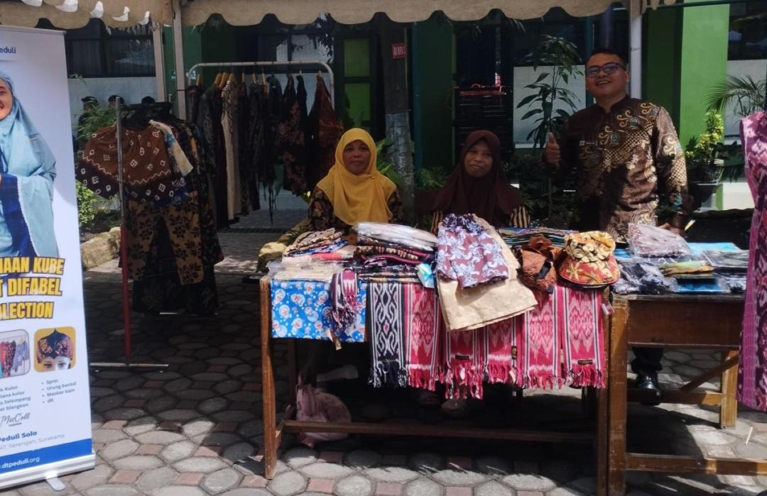 Difabel Binaan DT Peduli Solo Tampil dalam Fashion Show dan Event Bazar Hari Kartini di SMAN 7 Surakarta 