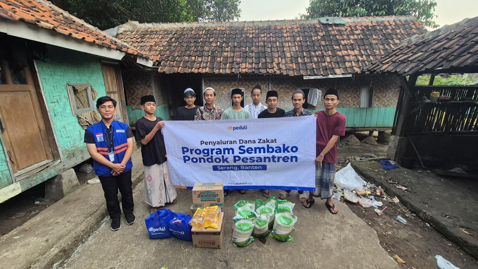 DT Peduli Serang Salurkan Sembako untuk Pesantren Riyadhul Awamil Darul Mubarak di Rancalutung