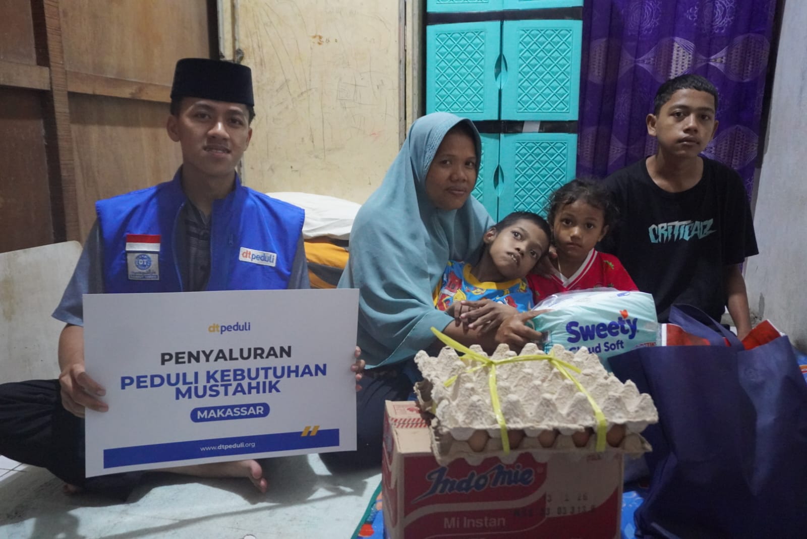 DT Peduli Sulsel Salurkan Bantuan untuk Ibu Hebat, Merawat Anak Lumpuh Selama 20 Tahun  