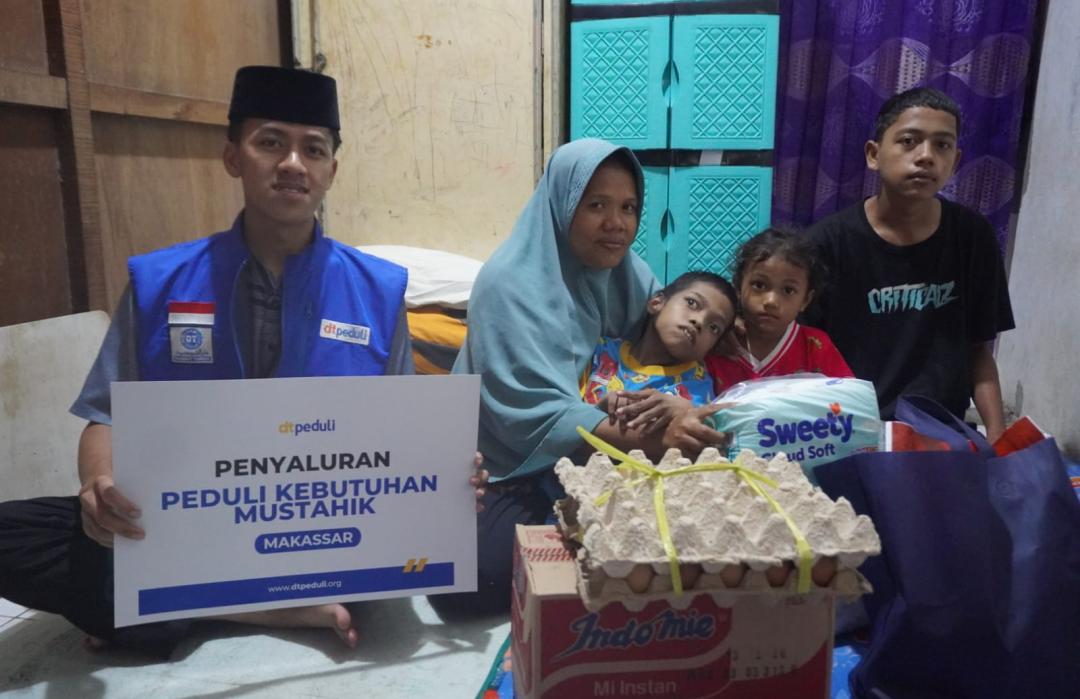 DT Peduli Sulsel Salurkan Bantuan untuk Ibu Hebat, Merawat Anak Lumpuh Selama 20 Tahun  
