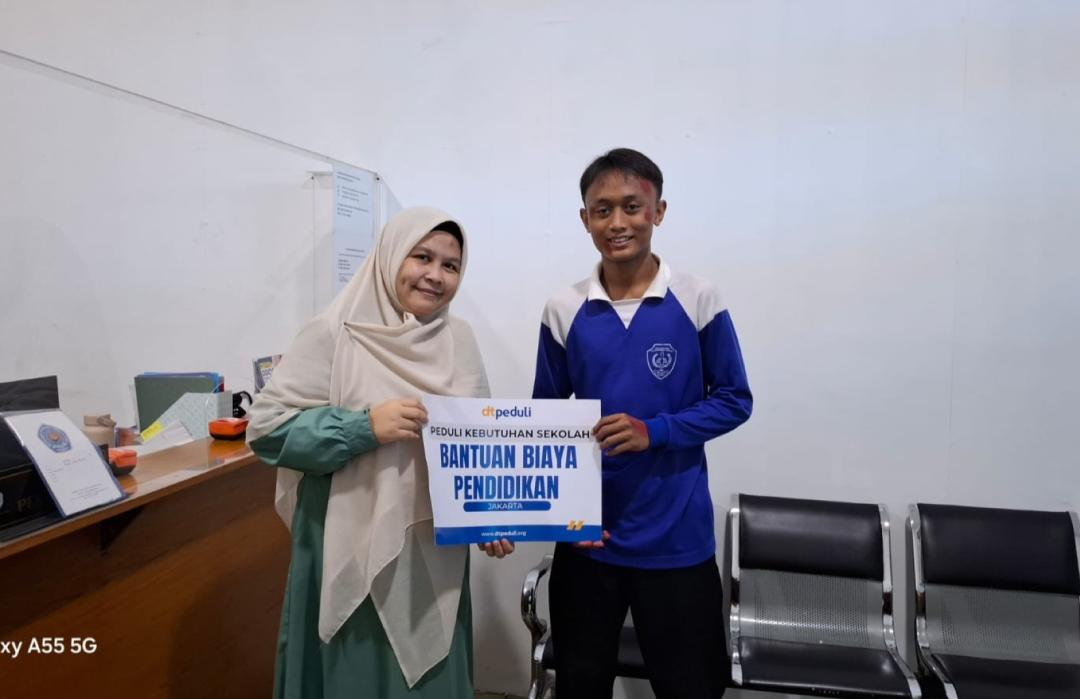 Jaga Keberlangsungan Pendidikan, DT Peduli Jakarta Saluran Bantuan SPP dan Buku untuk Siswa di Enam Sekolah 