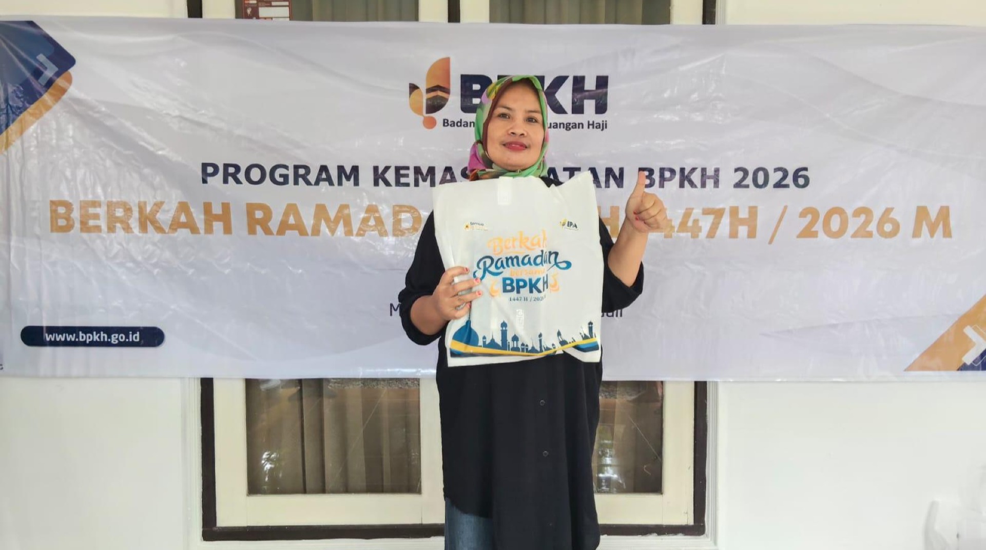 BPKH Sinergi dengan DT Peduli NTB Salurkan Paket Ibadah untuk Warga Desa Kota Raja 