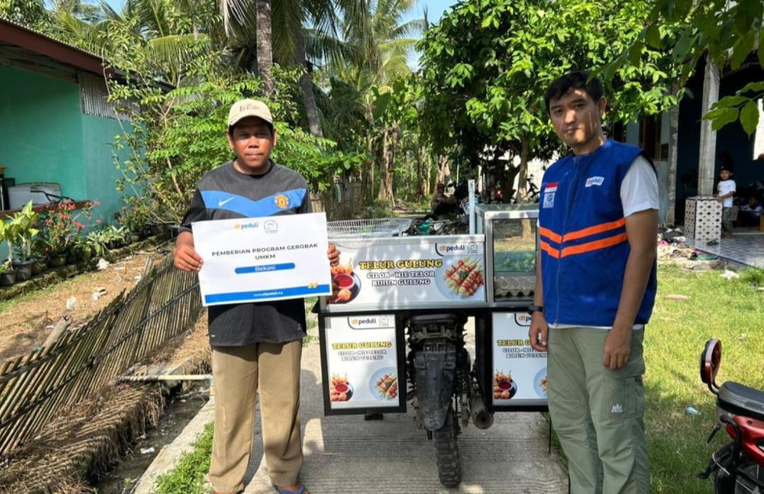Wujudkan Kemandirian Umat, DT Peduli Bekasi Beri Bantuan Modal dan Gerobak Usaha di Muara Gembong