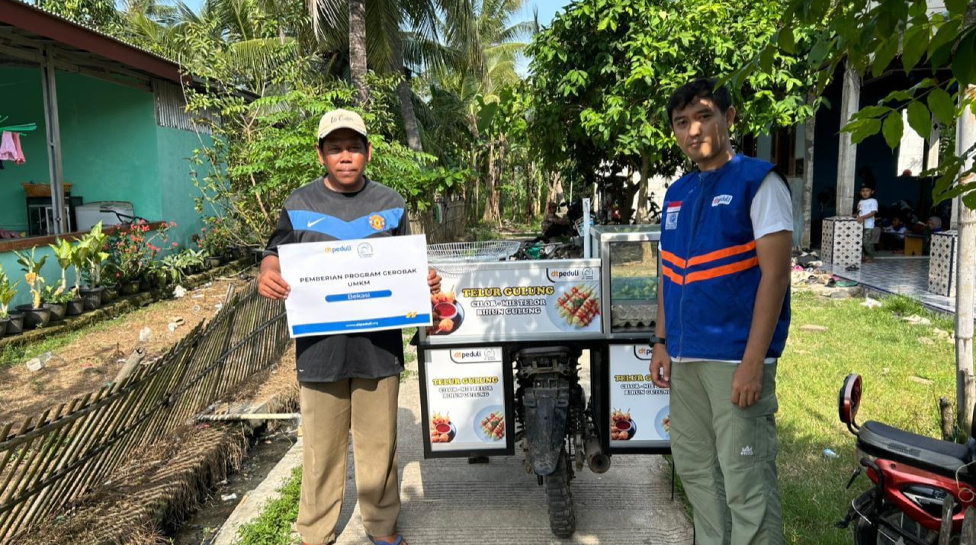 Wujudkan Kemandirian Umat, DT Peduli Bekasi Beri Bantuan Modal dan Gerobak Usaha di Muara Gembong