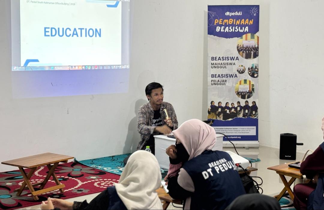 Menenun Asa di Kota Seribu Sungai, DT Peduli Kalsel Gelar Pembinaan dengan Tema Career Ready: Build Your Skill, Shape Your Future 
