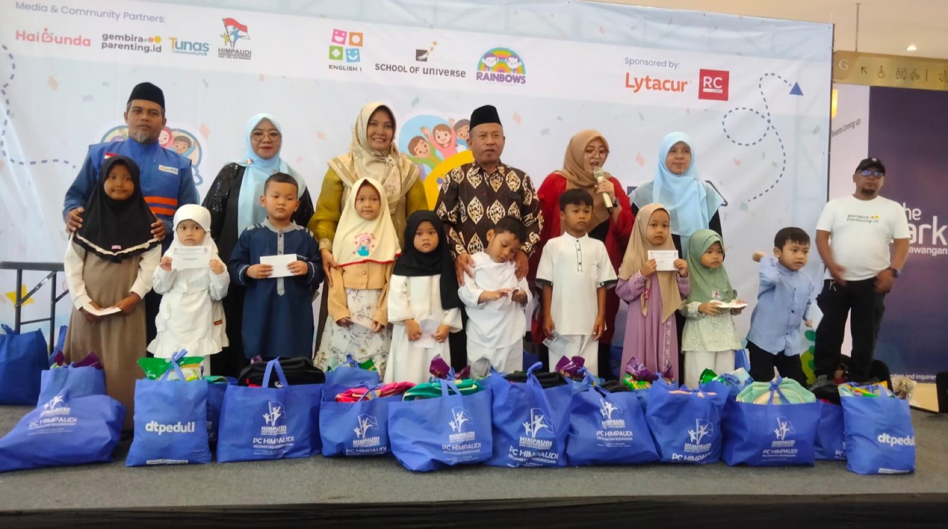 DT Peduli Depok dan HIMPAUDI Kota Depok Salurkan Santunan untuk Anak Yatim di The Park Sawangan Mall 