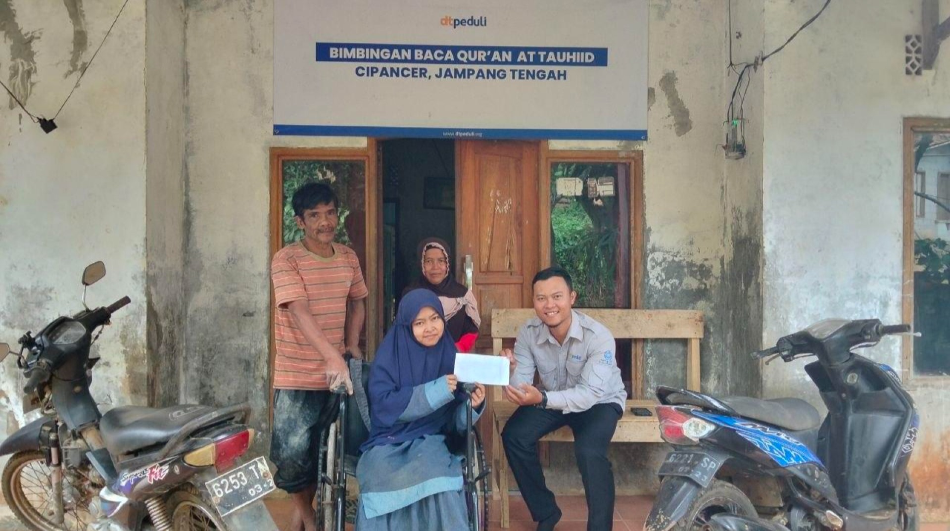 Gunakan Kursi Roda, Alumni Santri Baitul Qur’an DT Peduli Sukabumi Tetap Semangat  Mengajar di Daerah Pelosok 
