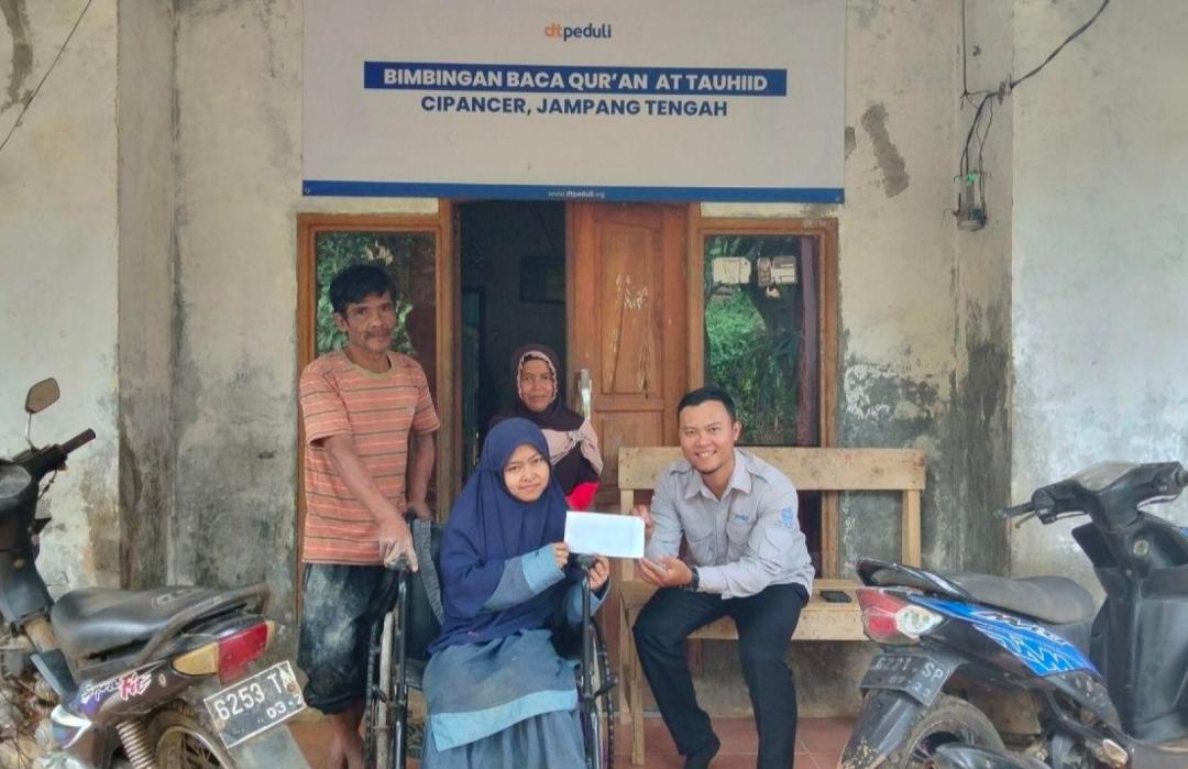 Gunakan Kursi Roda, Alumni Santri Baitul Qur’an DT Peduli Sukabumi Tetap Semangat  Mengajar di Daerah Pelosok 