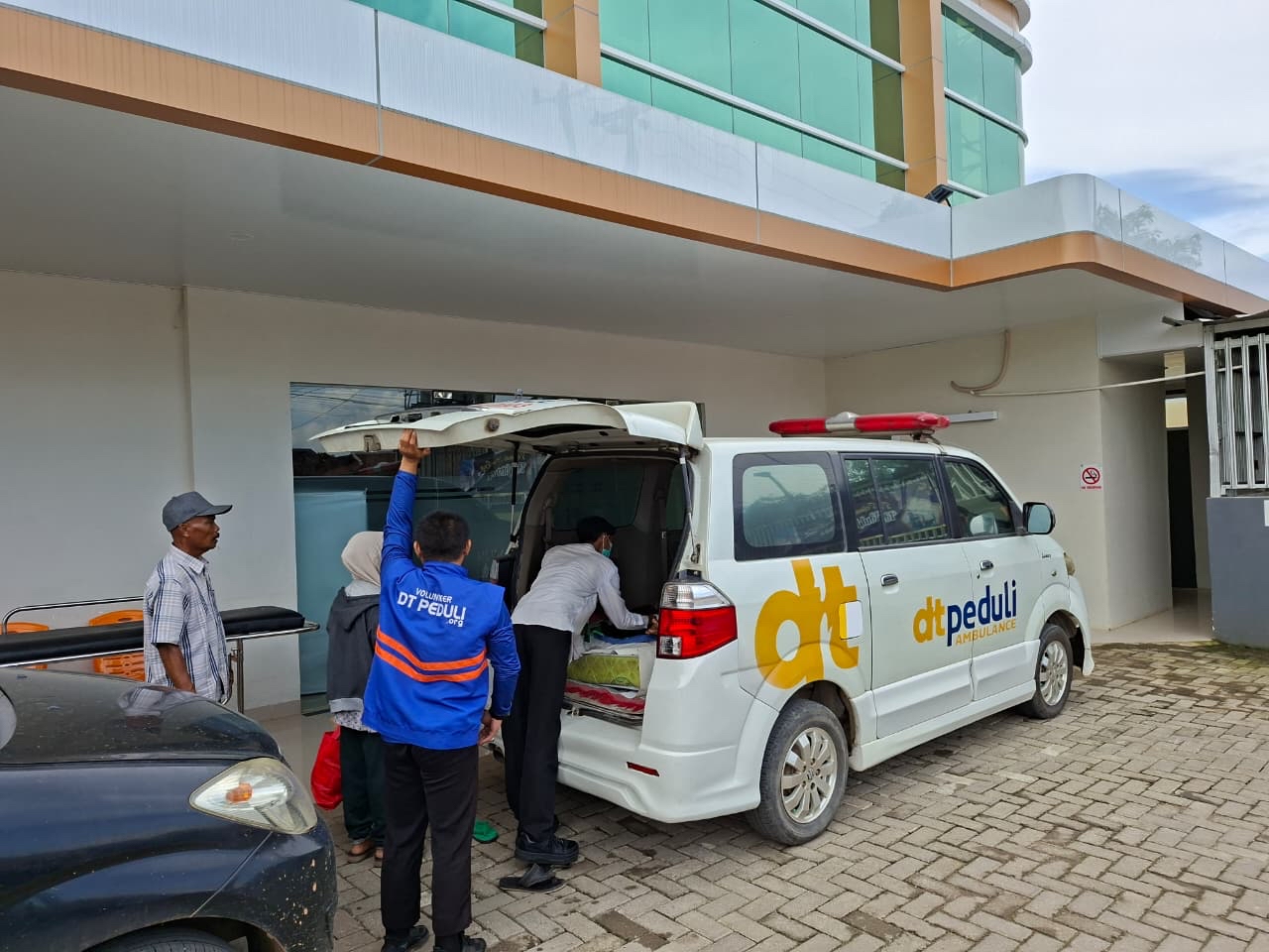 Layanan Ambulans Gratis DT Peduli Metro Antar Jemput Pasien Pascaoperasi di Rumah Sakit Azizah 