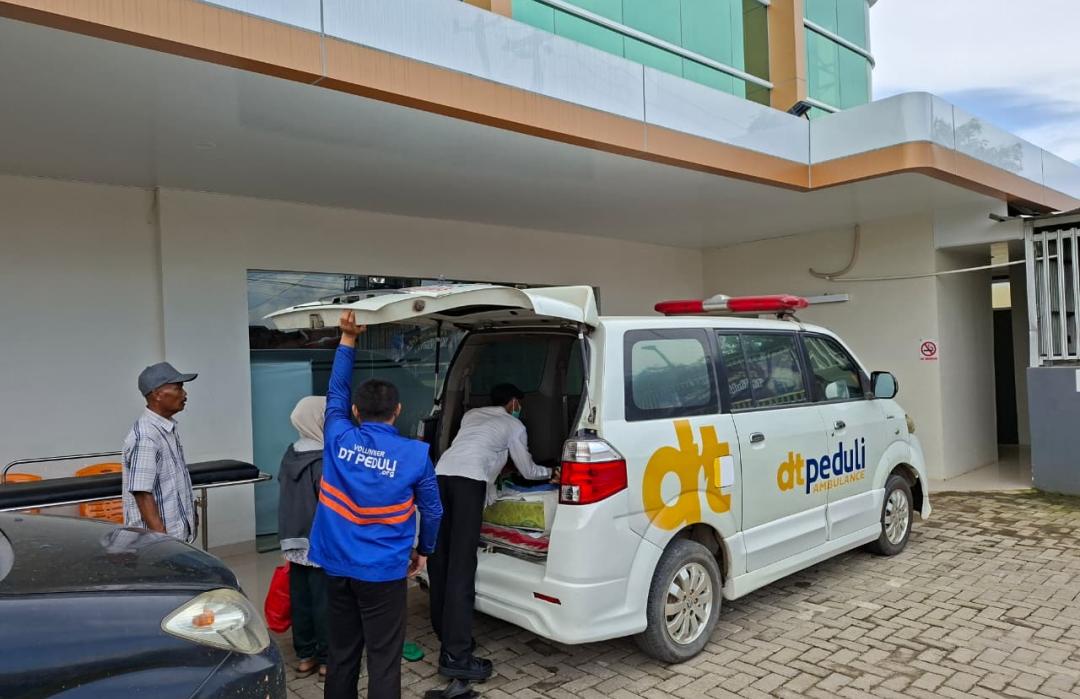 Layanan Ambulans Gratis DT Peduli Metro Antar Jemput Pasien Pascaoperasi di Rumah Sakit Azizah 