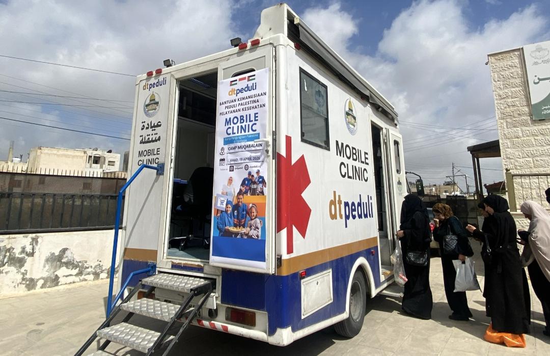 Di Tengah Dingin Kamp Pengungsian, Mobile Clinic DT Peduli Hangatkan Warga Palestina 