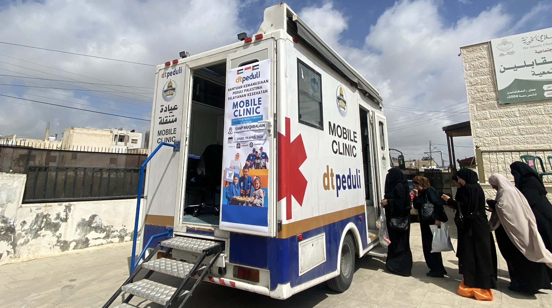Di Tengah Dingin Kamp Pengungsian, Mobile Clinic DT Peduli Hangatkan Warga Palestina 