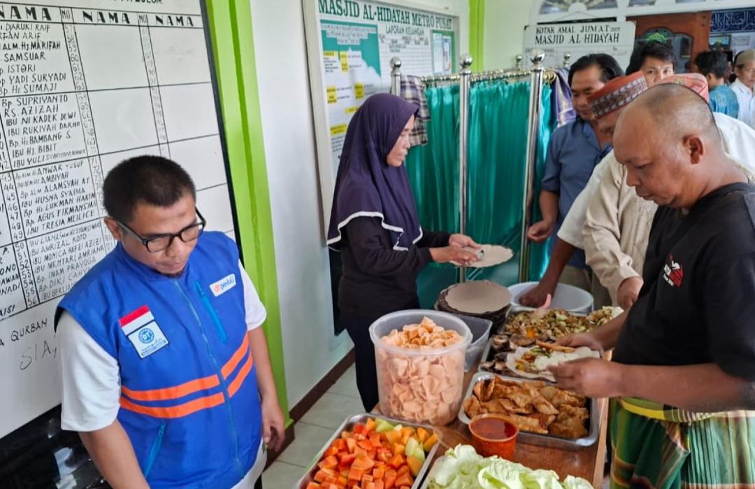 DT Peduli Metro Kembali Salurkan Makan Gratis Jumat Berbagi, Tingkatkan Kebersamaan di Masjid Al Hidayah 