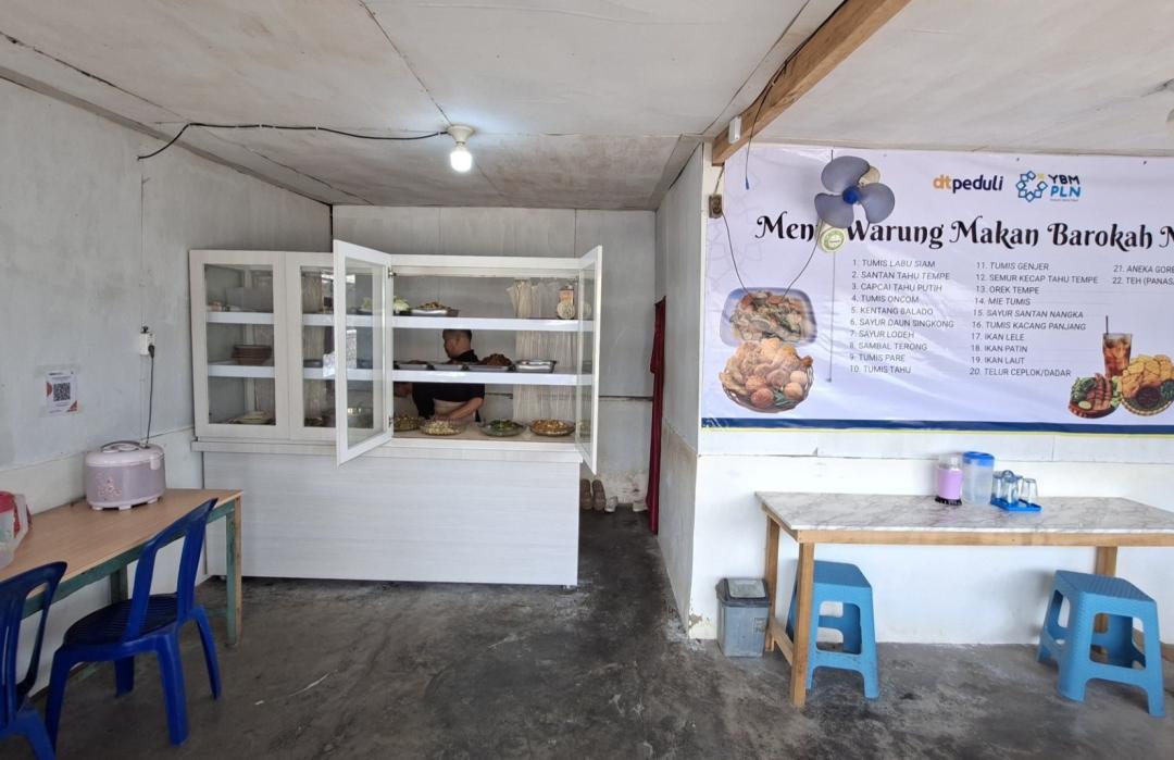 Sinergi dalam Program Pemberdayaan Ekonomi, DT Peduli Metro dan YBM PLN Bantu Usaha Warung Makan Mbak Atik 