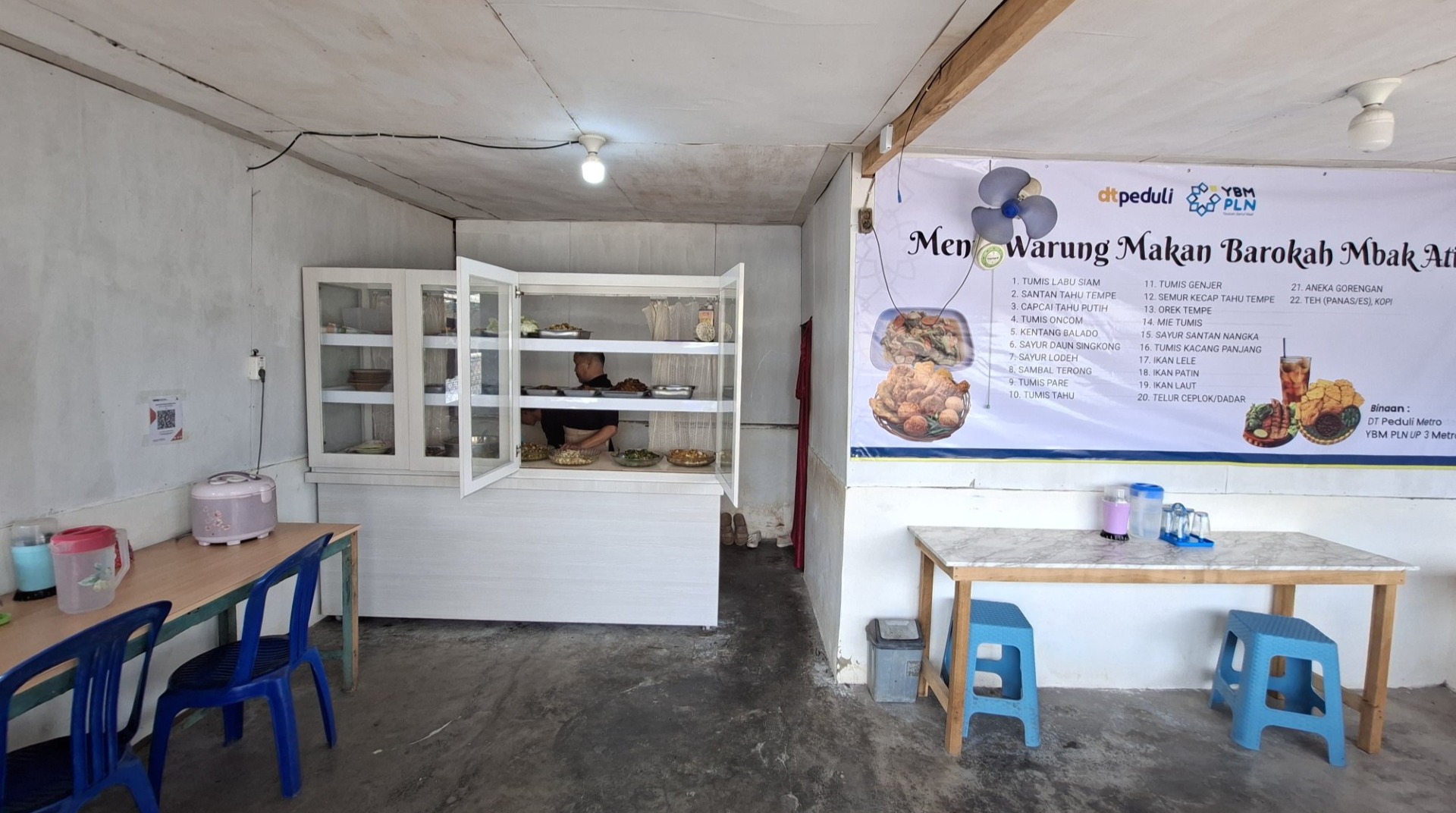 Sinergi dalam Program Pemberdayaan Ekonomi, DT Peduli Metro dan YBM PLN Bantu Usaha Warung Makan Mbak Atik 