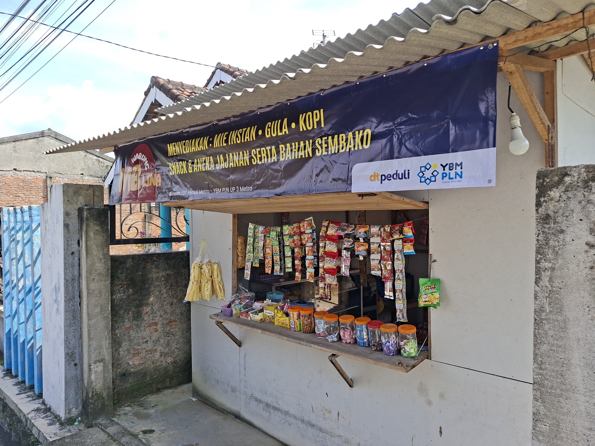 Bantuan dari YBM PLN dan DT Peduli Metro Hadirkan Harapan Baru untuk UMKM Warung Mbak Lina 