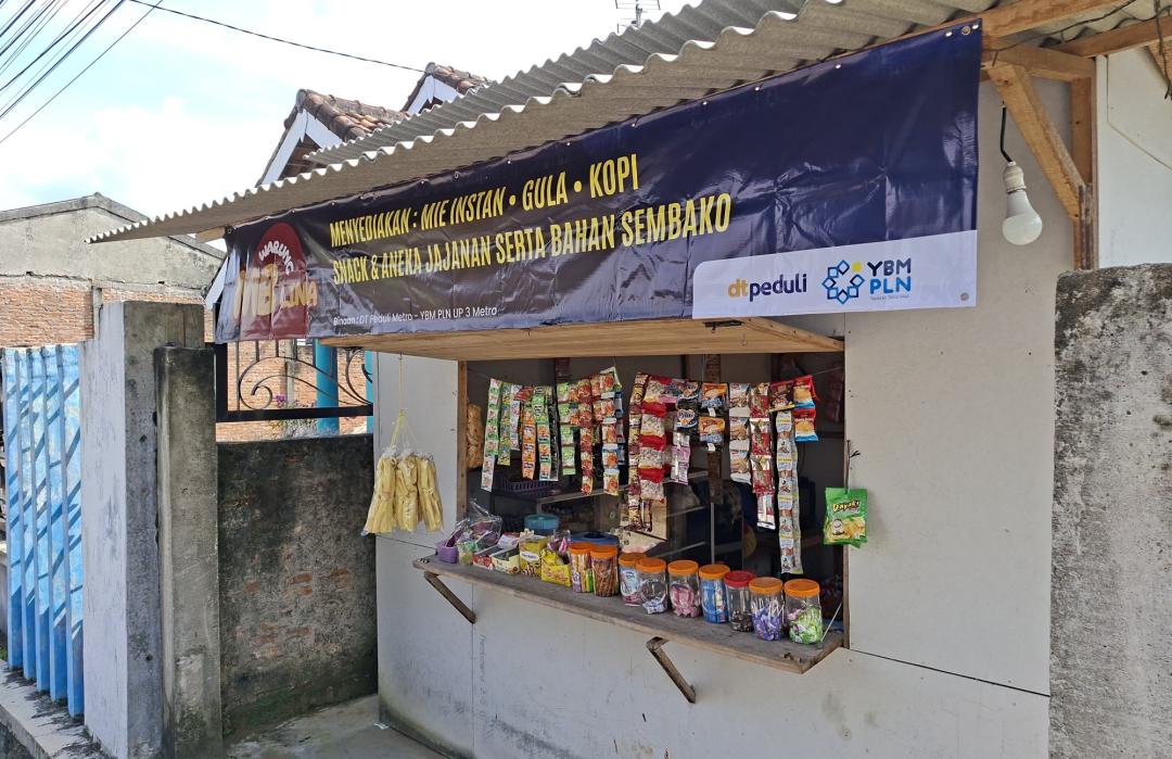 Bantuan dari YBM PLN dan DT Peduli Metro Hadirkan Harapan Baru untuk UMKM Warung Mbak Lina 