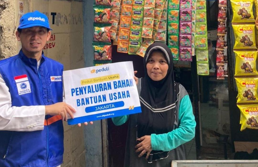 DT Peduli Salurkan Bantuan Bahan Usaha untuk Masyarakat Pasar Minggu 