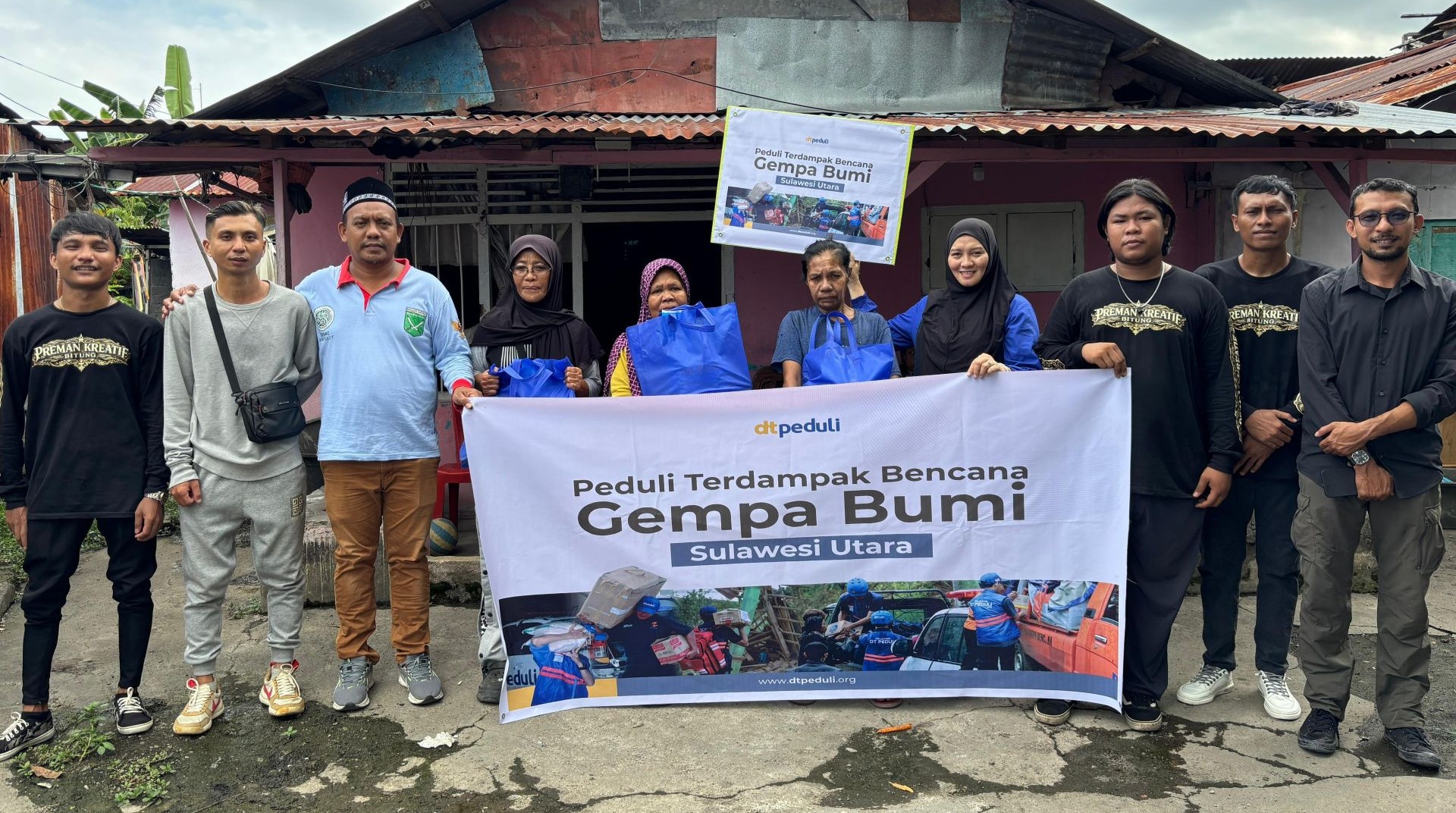 Sentuhan Bahagia di Balik Reruntuhan, DT Peduli Sulsel Salurkan Ratusan Paket Sembako untuk Korban Gempa Bitung