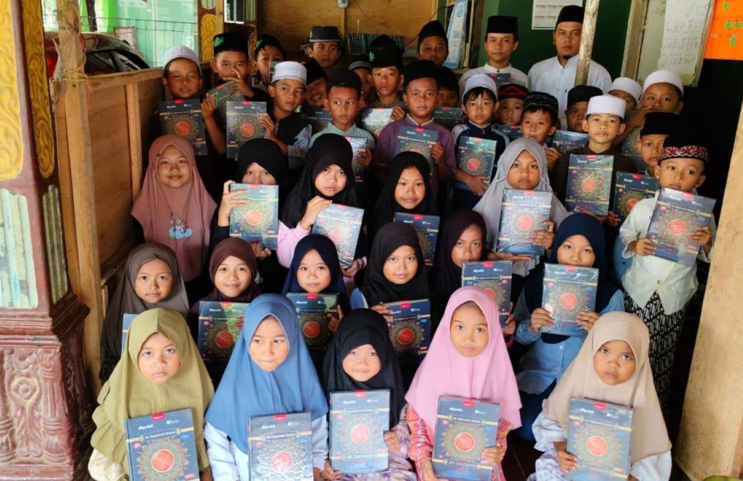 DT Peduli Bekasi Salurkan Mushaf Al-Qur'an di TPA Al-Fathiya Bekasi 