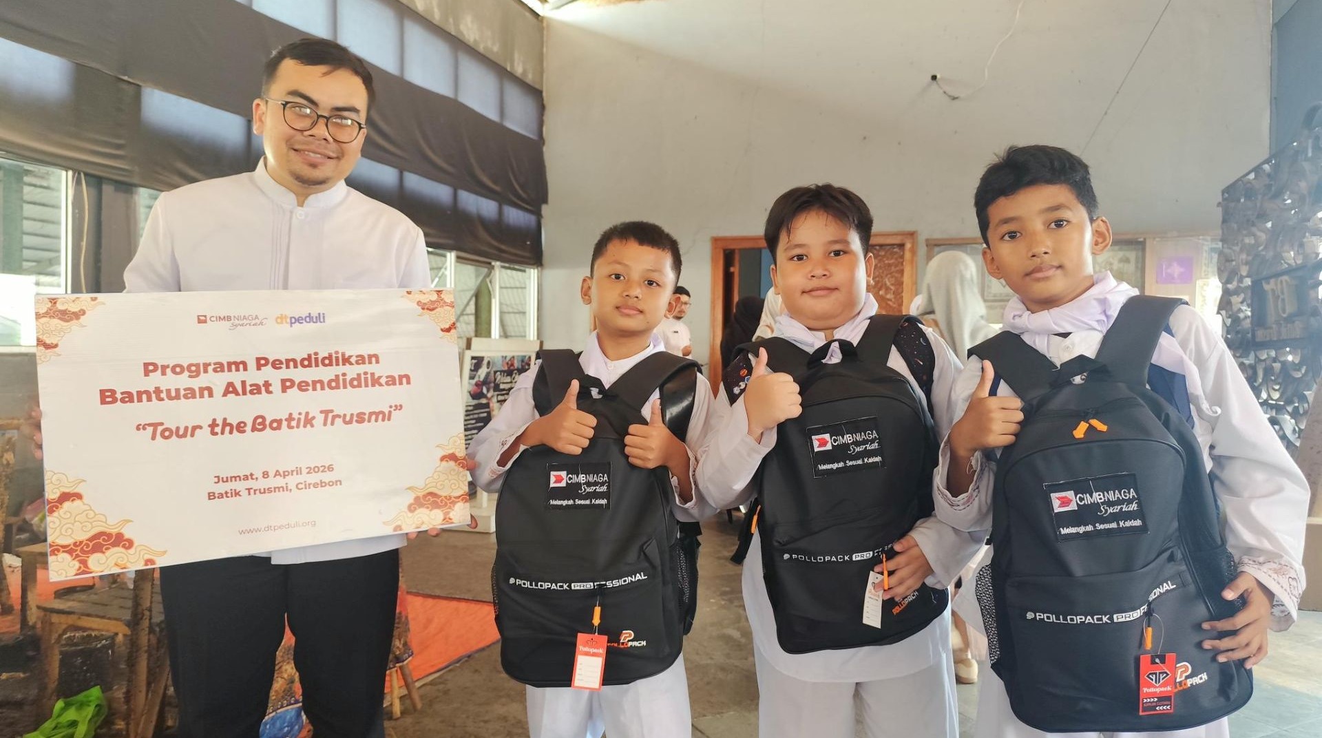 CIMB Niaga Syariah Cirebon Bersama DT Peduli Salurkan Bantuan Pendidikan untuk Pelajar SD 