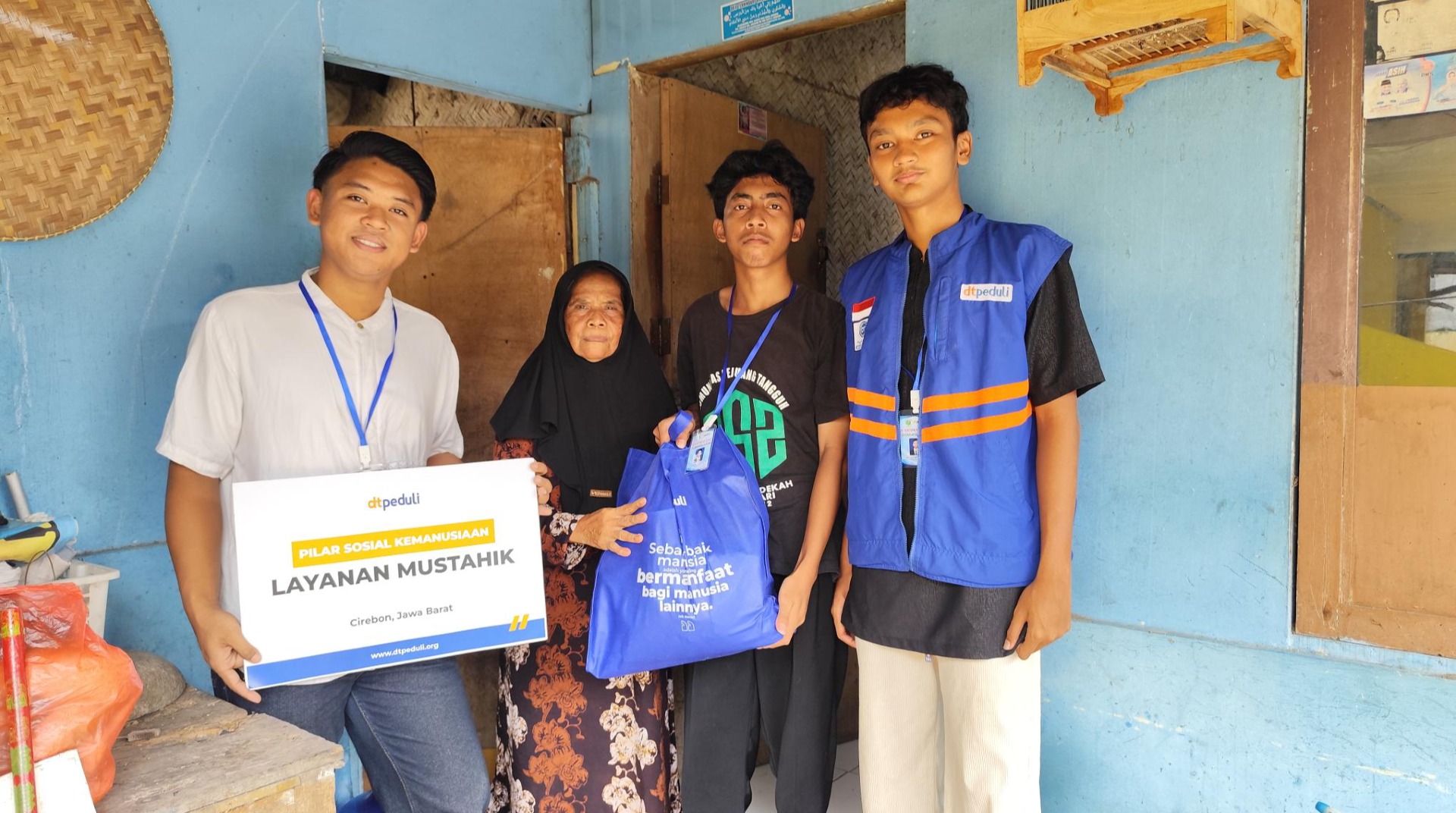 DT Peduli Cirebon Bersama Komunitas GS2 Salurkan Bantuan Sembako untuk Masyarakat Jompo dan Dhuafa 