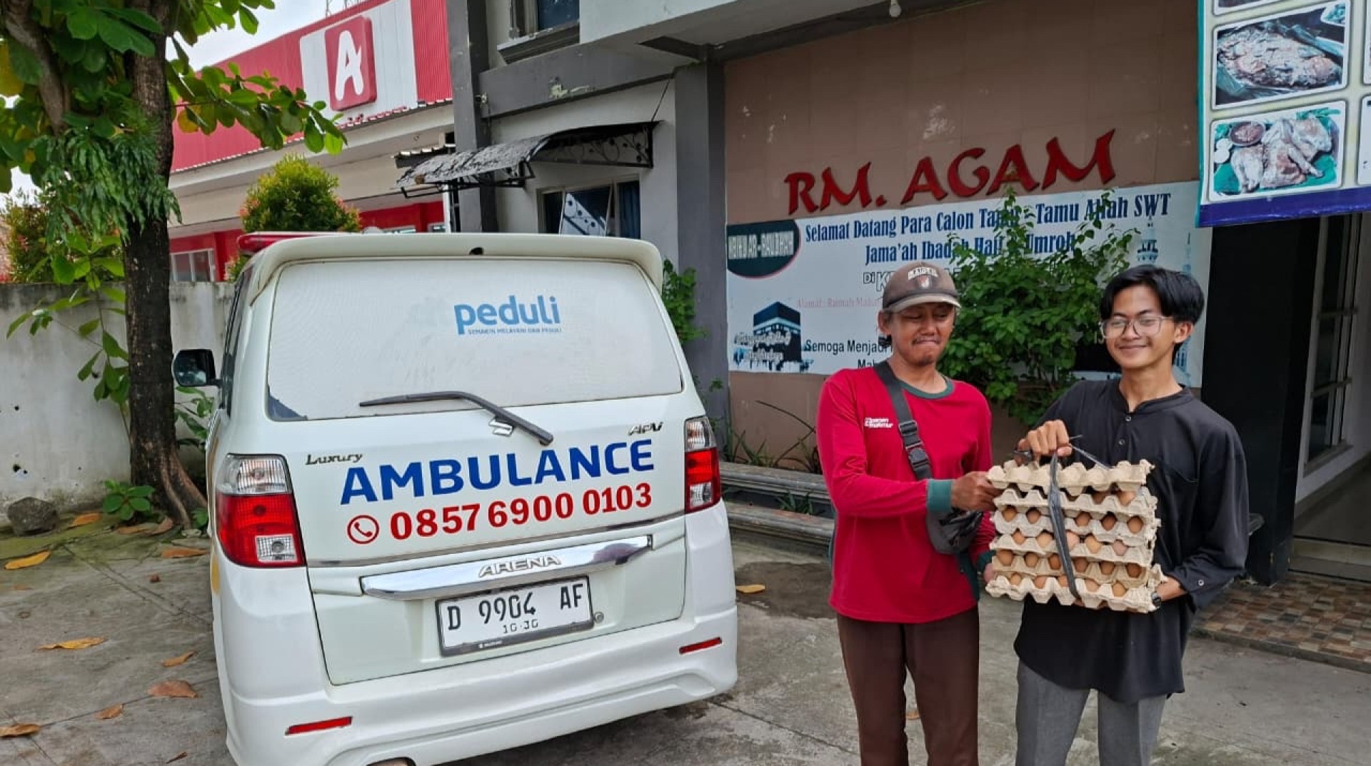 Dukung Program Sosial dan Kemanusiaan DT Peduli Metro, Rumah Makan Agam Salurkan Sedekah Telur 