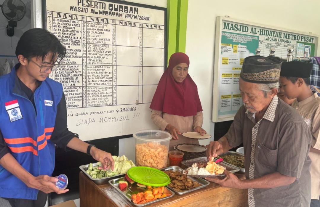 Laksanakan Program Jumat Berkah, DT Peduli Metro Sediakan Makan Gratis untuk Jamaah Masjid Al Hidayah