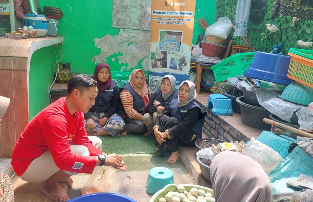 Pelatihan Pengolahan Telur Asin Kuatkan Kelompok Usaha Bersama (KUBE) Binaan DT Peduli Bandung 