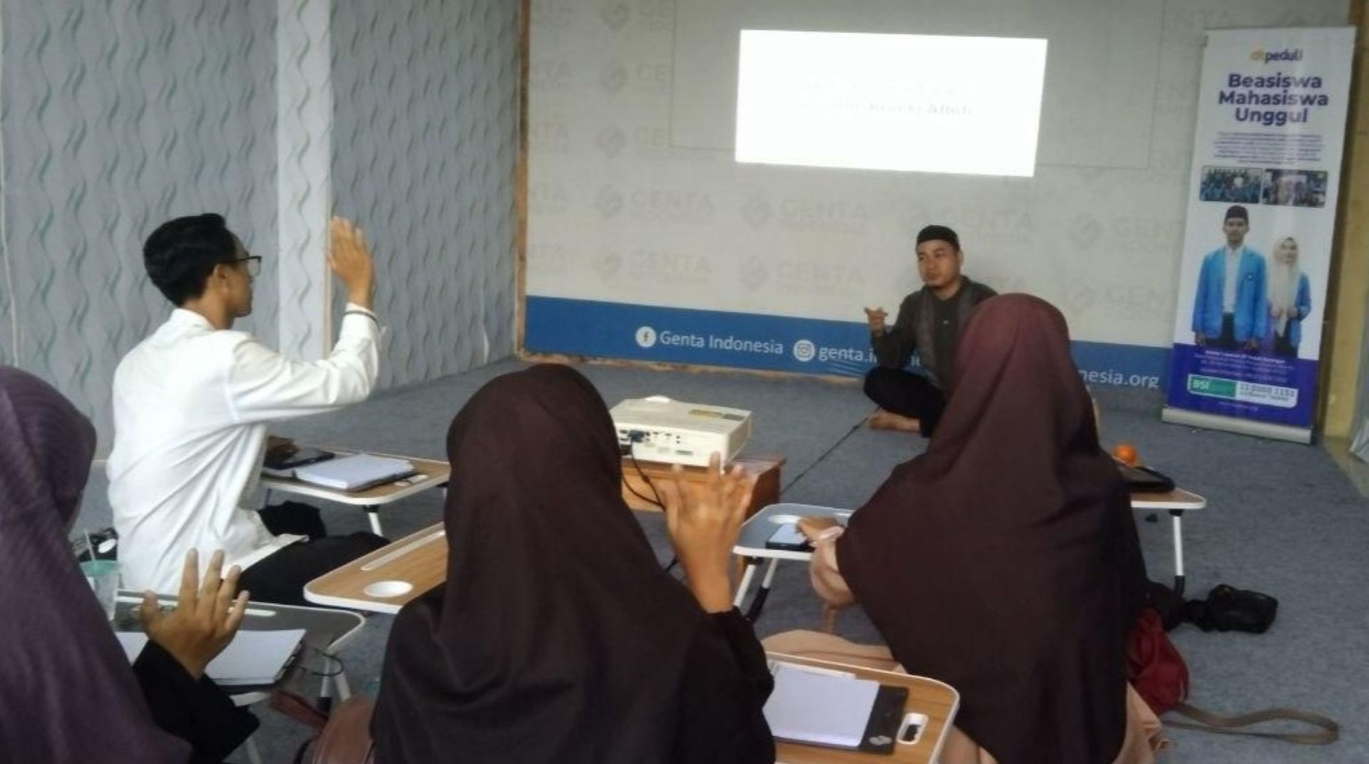 Kuatkan Semangat Ikhtiar dan Tawakal dalam Menjemput Rezeki, DT Peduli Kuningan Gelar Pembinaan Beasiswa Mahasiswa 