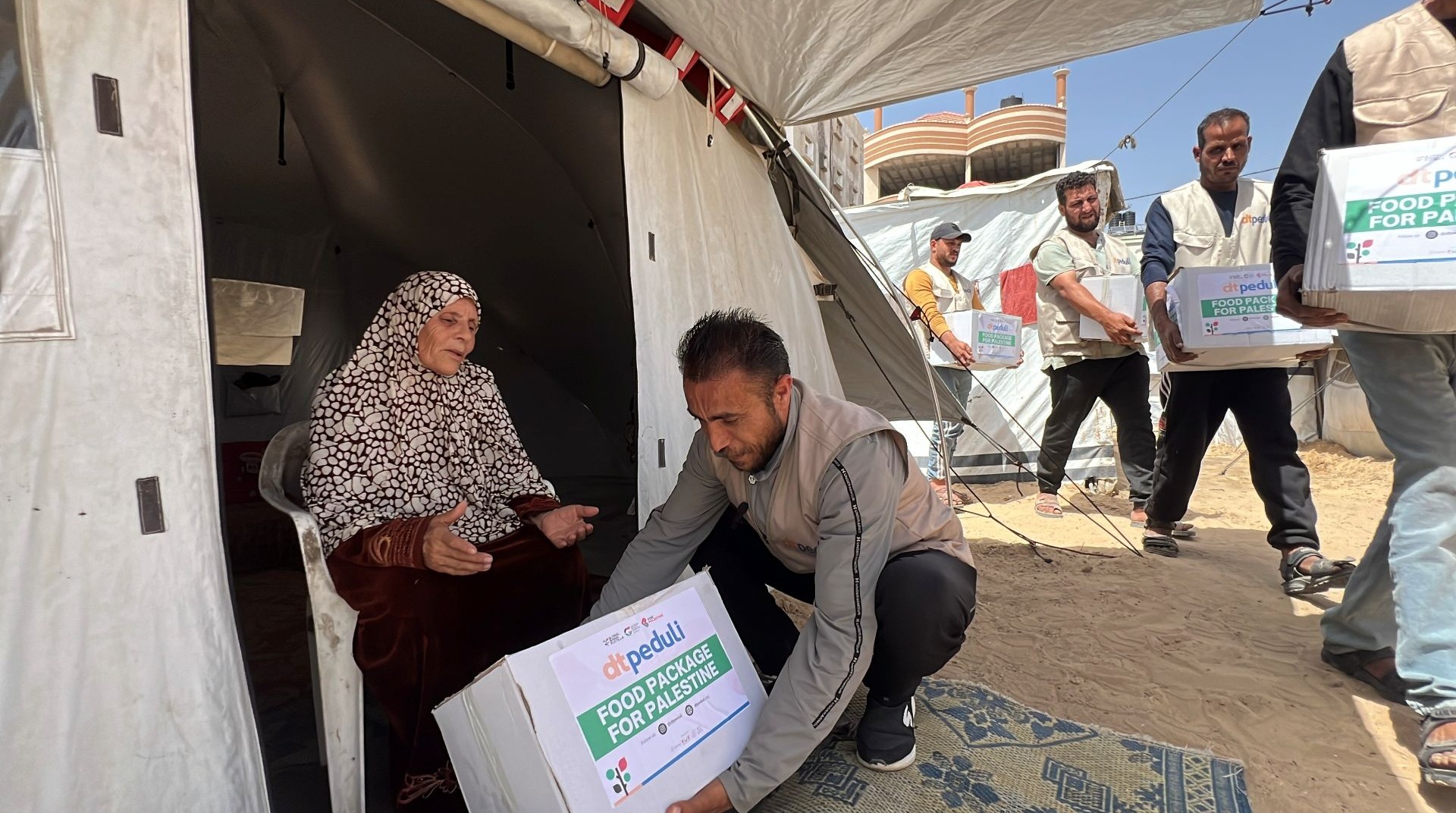 Bawa Harapan dan Kehidupan, DT Peduli Salurkan 2.000 Paket Pangan untuk Pengungsi di Jalur Gaza 