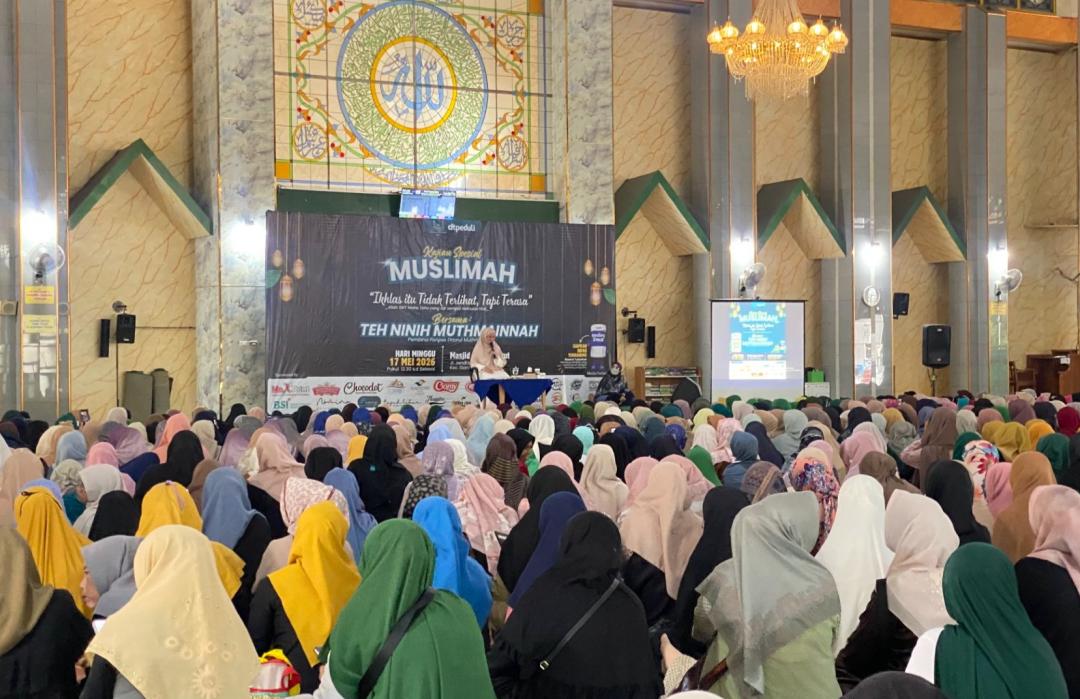 DT Peduli Garut Gelar Kajian Spesial Muslimah Bersama Teh Ninih Muthmainnah, Masjid Agung Dipadati Ratusan Jamaah 