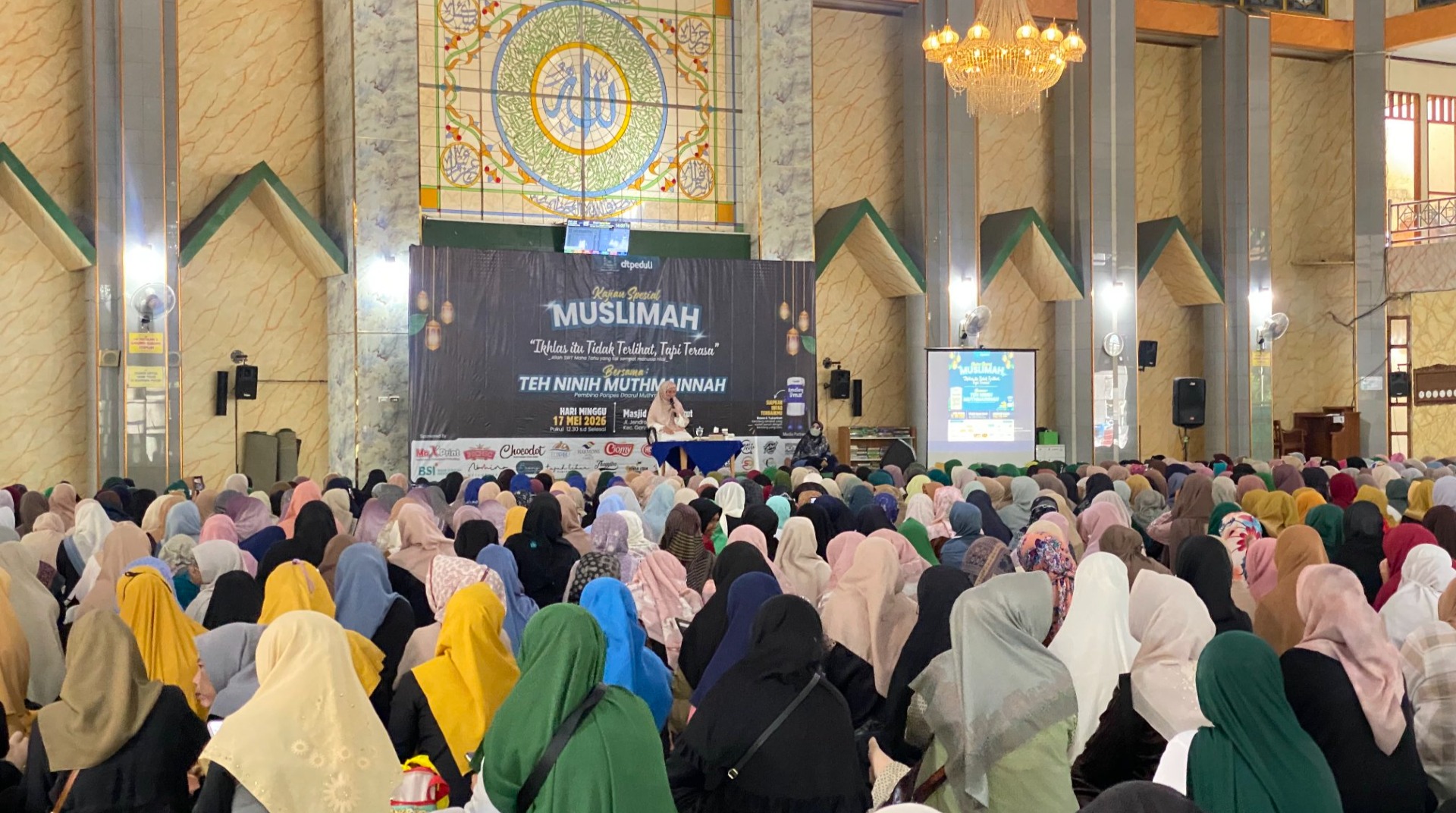 DT Peduli Garut Gelar Kajian Spesial Muslimah Bersama Teh Ninih Muthmainnah, Masjid Agung Dipadati Ratusan Jamaah 