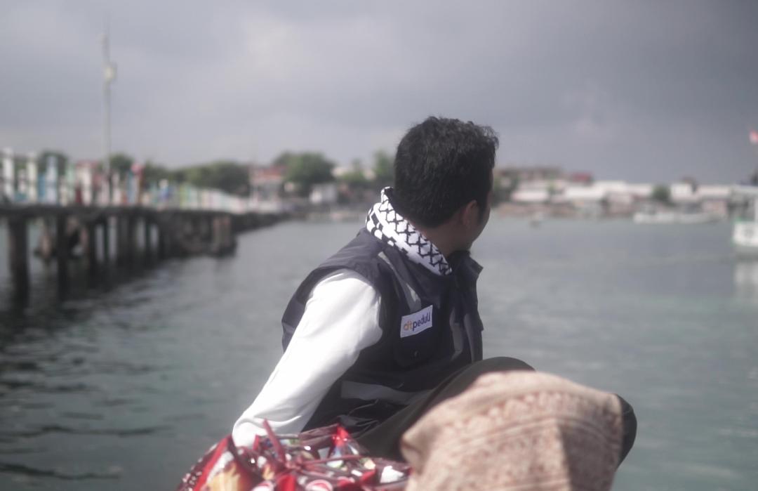 Menembus Ombak untuk Qurban Bahagia di Pulau Maringkik 