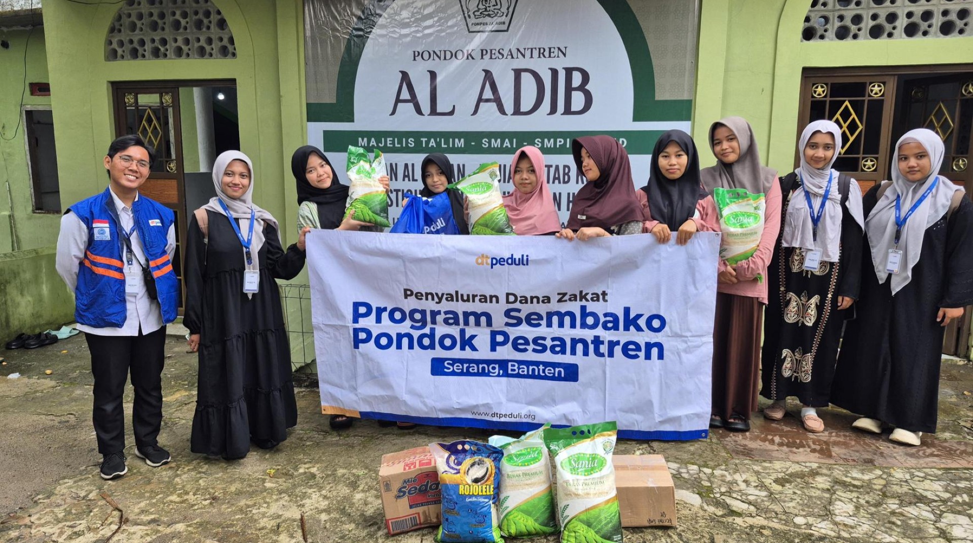 DT Peduli Serang Salurkan Program Sembako untuk Pesantren Al Adib di Kabupaten Pandeglang. 