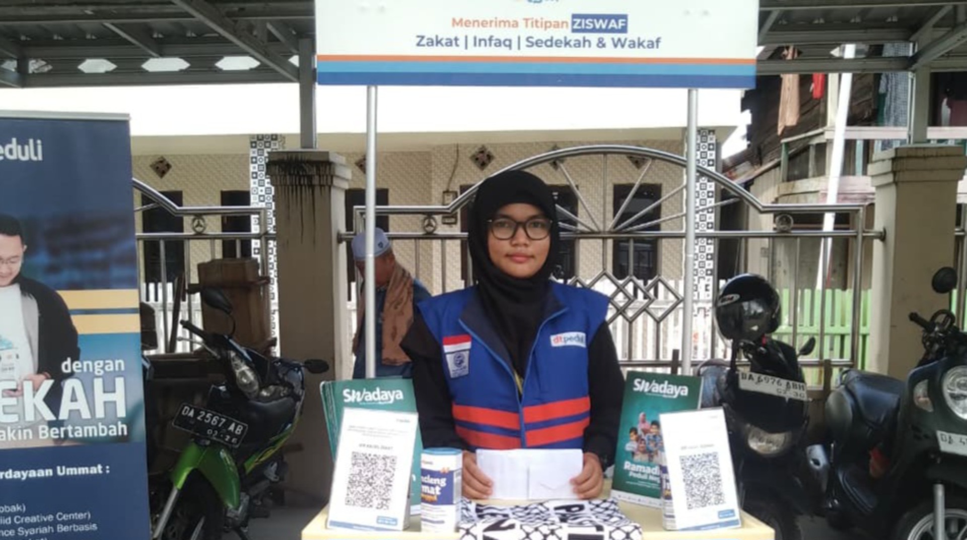 Gerai ZISWAF DT Peduli Kalsel di Masjid Jami Qomaruddin Ajak Jamaah Peduli Palestina