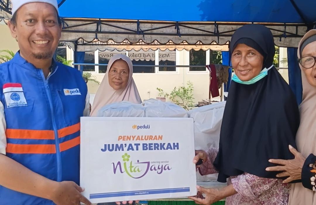 Gelar Jum’at Berkah di Masjid Ad Da’wah, DT Peduli Surabaya Berbagi Makanan dan Sosialisasi Sedekah Daging untuk Palestina 