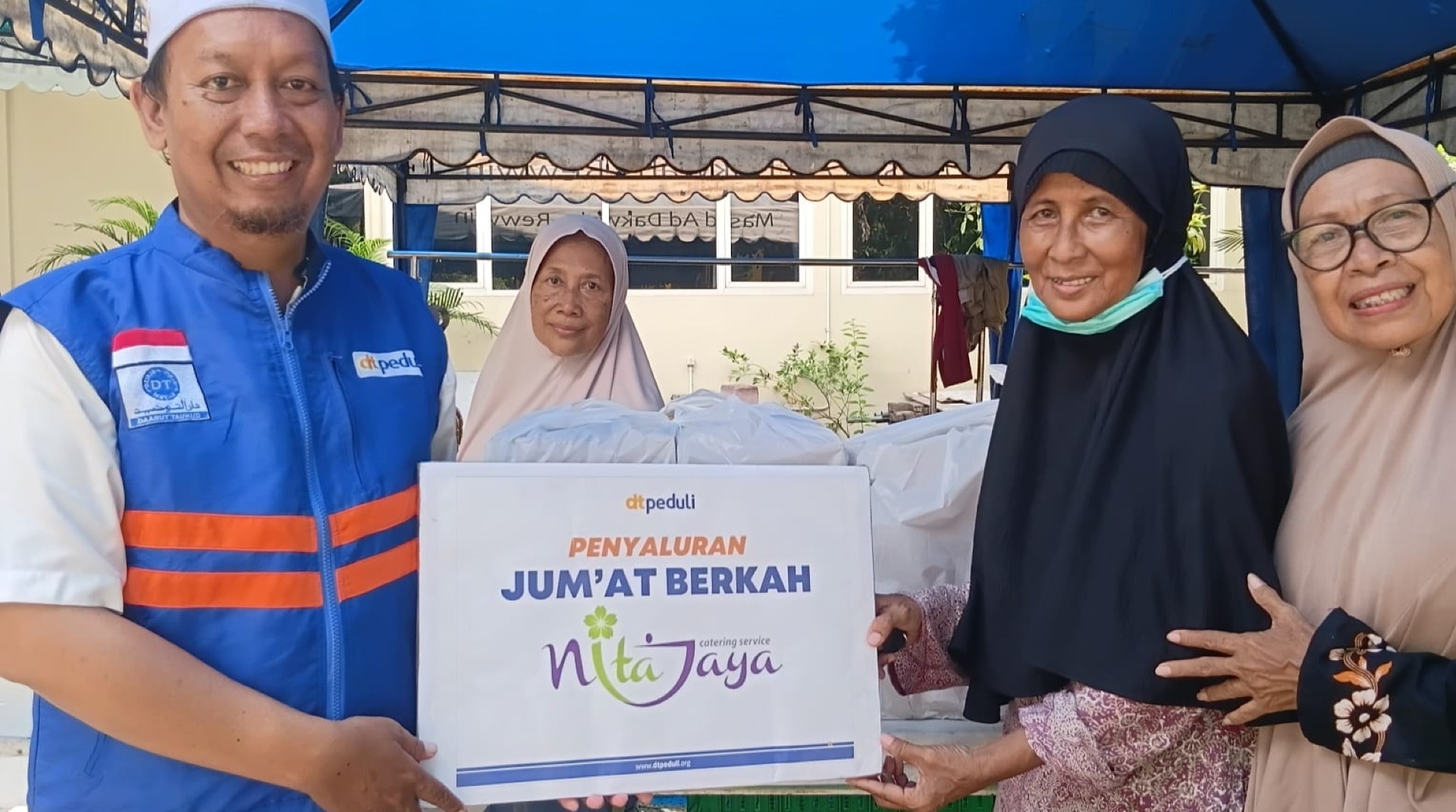 Gelar Jum’at Berkah di Masjid Ad Da’wah, DT Peduli Surabaya Berbagi Makanan dan Sosialisasi Sedekah Daging untuk Palestina 