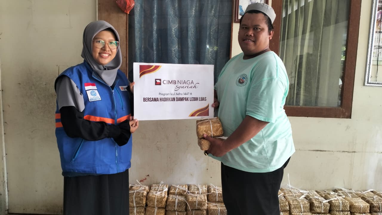 DT Peduli Jateng Sinergi dengan CIMB Niaga Syariah Salurkan Qurban untuk Warga Sekitar Masjid Raya Baiturrahman   